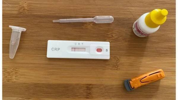 Obsah balení domácího CRP testu. Zdroj: Redakce