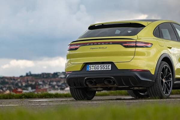 Porsche Cayenne před 21 lety předběhlo dobu. Dodnes je ideálním luxusním SUV pro milovníky značky