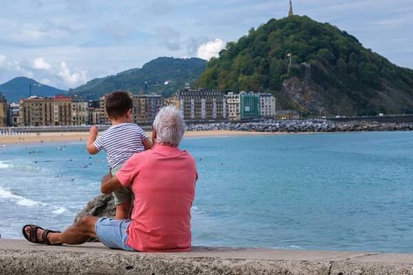 urgull mount a staré město san sebastian - biskajský záliv - stock snímky, obrázky a fotky