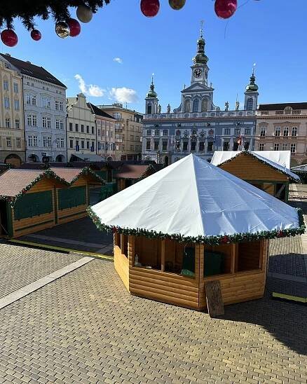 Adventní městečko se probouzí k životu. Na náměstí se vrátí obří andělé