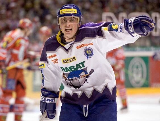 Obránce Tomáš Kaberle během výlukové sezony 2004-05 oblékal dres Kladna