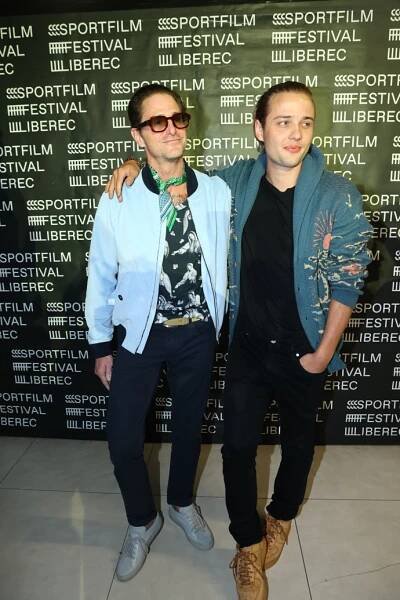 Cameron Douglas a Edouard Philipponnat jsou hollywoodští herci. 
