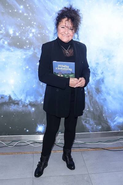 Česká hudební legenda Jitka Zelenková vždy patřila mezi nejlépe oblékané zpěvačky a evidentně sleduje trendy i dnes. Oversized sako, legíny a masivní kované boty. Černý monolit vizuálně odlehčila vhodně zvoleným výčesem pro ni tolik typické kudrnaté hřívy.