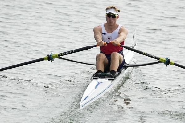 Skifař Fleissner postoupil s přehledem do čtvrtfinále. České dvojskify jsou v semifinále