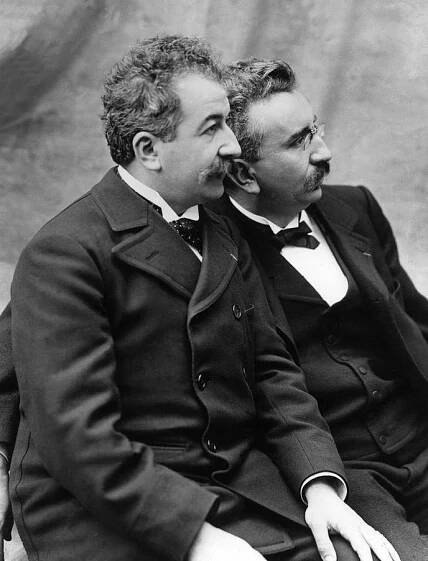 August (vlevo) a Louis Lumièrové