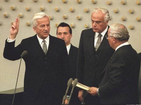  Richard von Weizsäcker bei der Vereidigung im Bundestag (© BPA)