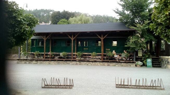 Obec Nižbor u Berouna – Zámek, Hrobka a vyhlášená restaurace Zastávka Nižbor (Hanák) – Cestovatel.cz
