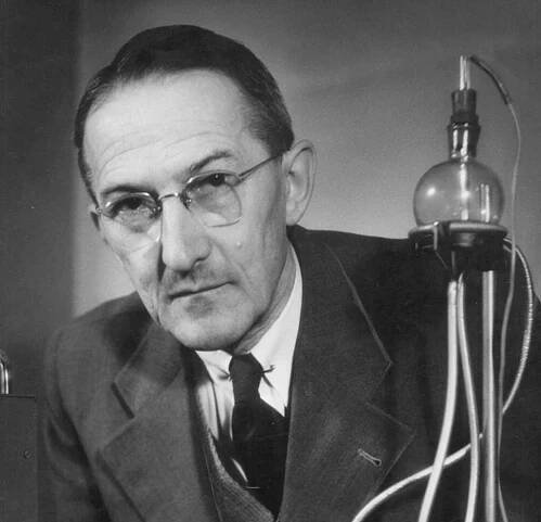 Prastrýkom Michala Horáčkom bol fyzikálny chemik Jaroslav Heyrovský, ktorý bol celkovo osemnásťkrát nominovaný na Nobelovu cenu. Získal ju až v roku 1959 za objav a rozpracovanie metódy polarografie. Foto - Wikipedia