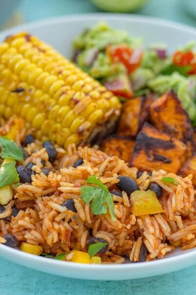 Snadná mexická rýže z jednoho hrnce s černými fazolemi a kukuřicí (veganská) | Li Linguas