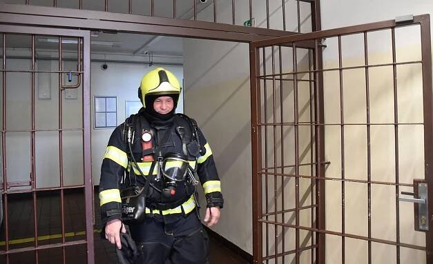Hasiči nacvičovali likvidaci požáru ve věznici Kynšperk nad Ohří