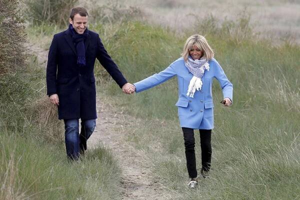 Emmanuel Macron s manželkou Brigitte, která je o 24 let starší.