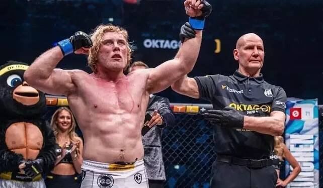 Neandrtálec Vosgrone prchá do FNC. OKTAGON mu prý nedal ani vodu