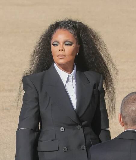 Janet Jackson si nechává zmenšovat nos jako její bratr Michael a začíná se mu čím dál víc podobat. 