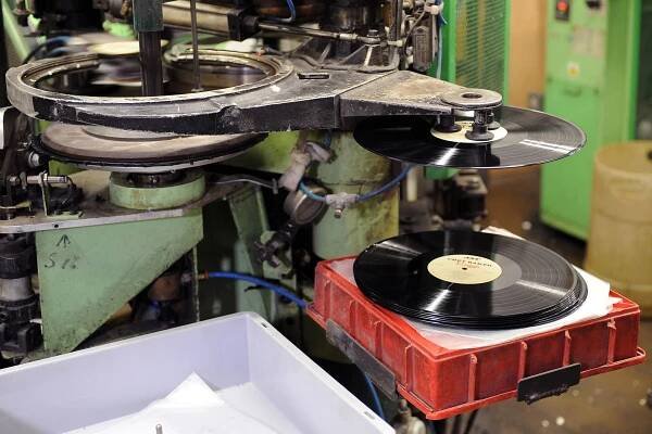 Děláme nejvíce vinylových desek na světě! VIDEO Z TOVÁRNY