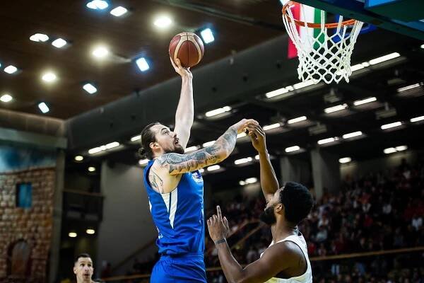 Český pivot Ondřej Balvín zakončuje přes maďarského reprezentanta Mikaela...