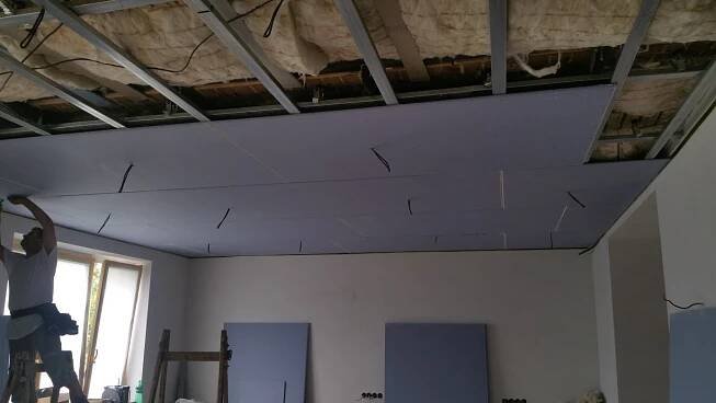 Montáž SDK stropu Knauf Diamant pro odhlučnění kročejového hluku z bytu z vyššího podlaží. 