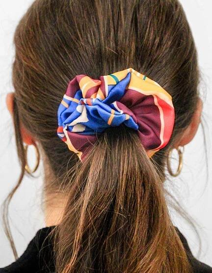 scrunchie opal indossato