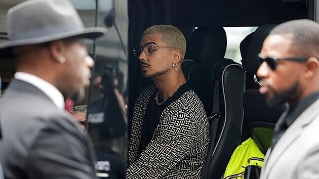 Quincy Brown, syn Seana „Diddyho“ Combse, v autě před soudní budovou na newyorském Manhattanu. (2. července 2025)
