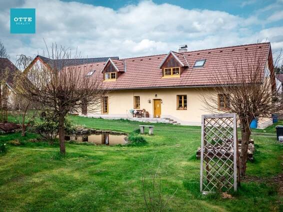 Rodinný dům 6+1 s bazénem a jezírkem na pozemku 1.478 m2 v Partolticích | Úvod