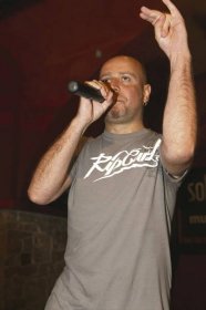 Frontman kapely Děda Mládek Illegal band: Před alkoholem a drogami utekl!