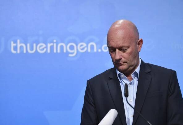 Durínsky premiér Thomas Kemmerich odstúpil po kritike z funkcie