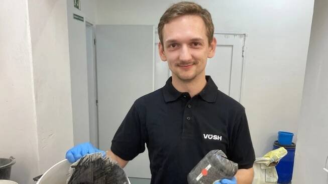 Michael Pánek s laminátovým odpadem a zbytkem tlakové lahve | foto: Michal Šafařík,  Český rozhlas