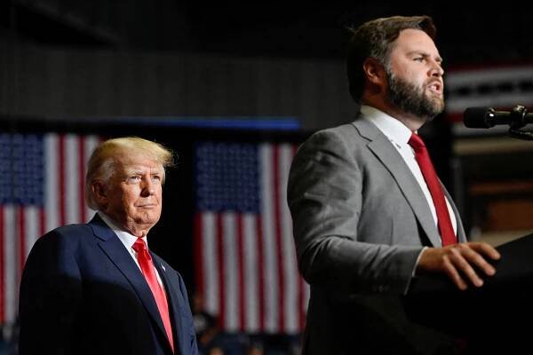 Republikáni potvrdili Trumpa jako svého kandidáta. Jeho viceprezidentem má být senátor J. D. Vance