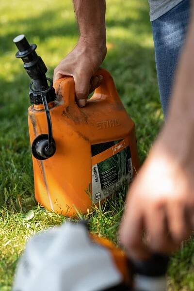 Palivo STIHL MotoMix do vyžínače v oranžovém kanystru