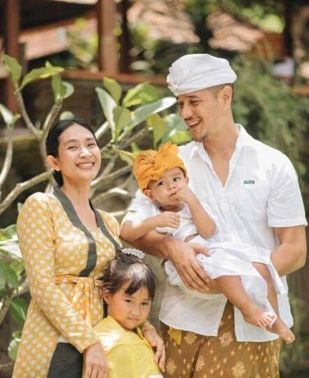 Happy Salma wtih her Huabsnd & Children Pic