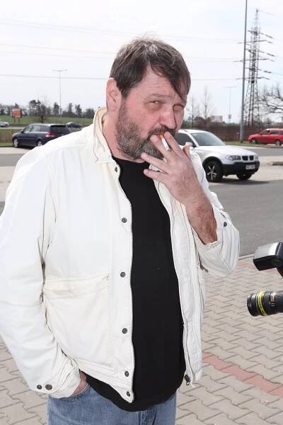 FOTO: Pepa má rád cigarety a holky z Facebooku. – stránka 192
