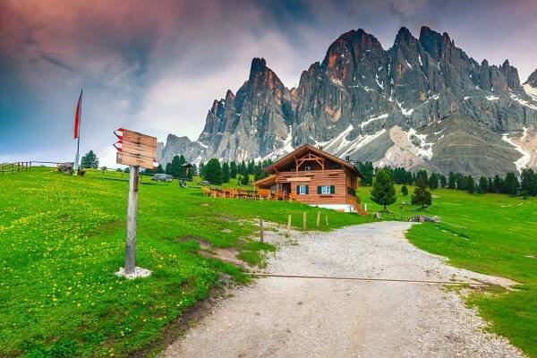 Útulné alpské chaty a dřevěné turistické vývěsní štít v regionu Dolomity, Itálie — Stock obrázek