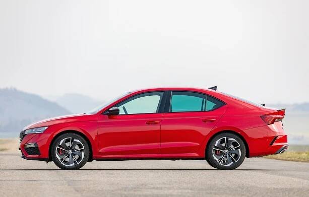 Je Octavia RS sportovní auto? Záleží na optice, kterou se na ni díváte. Ale je taky dobré auto? Rozhodně ano!