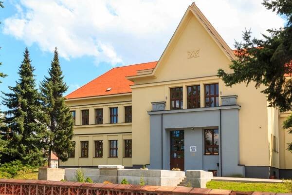 Soubor:Rosice u Chrasti - škola.jpg – Wikipedie