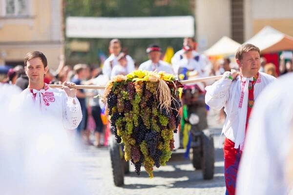 Z vinobraní rovnou do bazénu. Aqualand Moravia je i letos partnerem Pálavského vinobraní - ZPRAVODAJSTVI24.CZ
