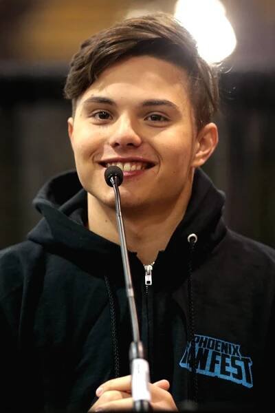 Zach Callison herec