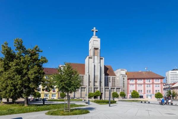kostel páně srdce páně v modernistickém slohu, město hradec králové, česká republika - hradec králové - stock snímky, obrázky a fotky
