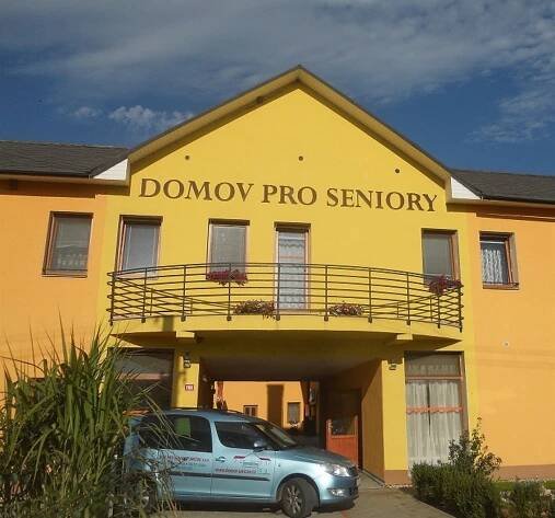 Ani zdražování nezabrzdilo zájem o ubytování v domovech seniorů, čeká se i rok