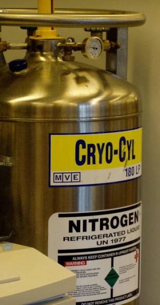 Soubor:Liquid nitrogen tank.JPG – Wikipedie