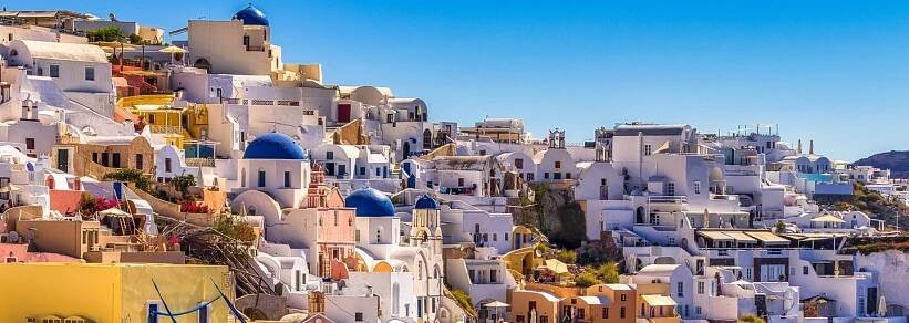 Ze Santorini prchají tisíce lidí, trajekty jsou vyprodané. Země se otřásá každých 10 minut