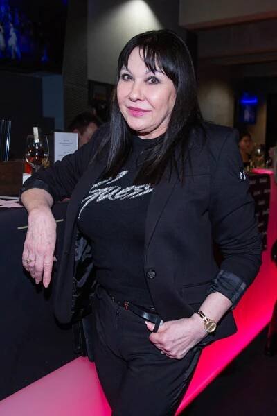 FOTO: Dáda znovu vynesla své černé triko Guess. – stránka 330
