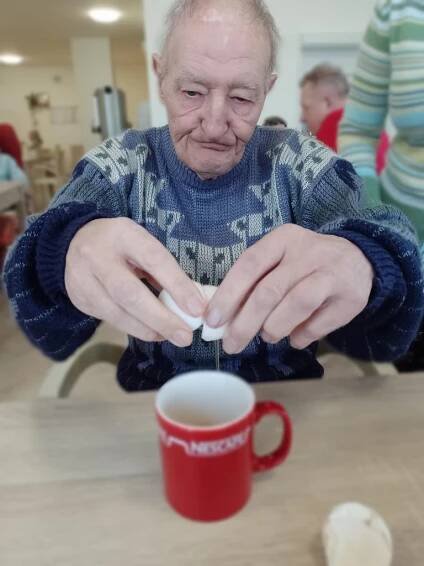 Pečení slaných tyčinek - Oficiální stránky Domov u zámku, z.s., Domov pro seniory, Domov se zvláštním režimem, Pečovatelská