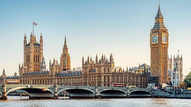 Velký zvon – Big Ben – se nachází v hodinové věži na severním konci...