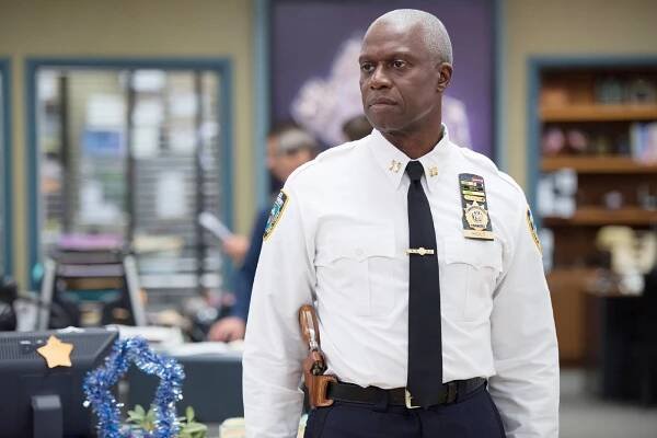 FOTO: Andre Braugher uplatnil svůj nezaměnitelný herecký projev v komediálním seriálu Brooklyn 99. – stránka 6