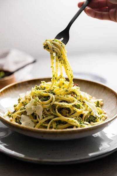 Sezonní dvacetiminutovka nejen pro vegetariány. Delikátní linguine s kadeřávkem, růžičkovou kapustou & ořechy