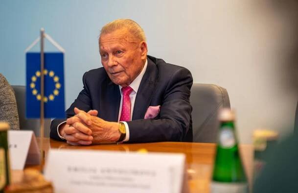 Bývalý prezident Rudolf Schuster obohatil knižničný fond v Prešove - Prešovské novinky