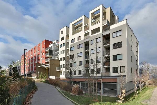 Pronájem moderního a velice hezkého bytu 2+kk/T/L, Praha 9 - Střížkov, ul. Zakšínská - Hana Petržílková - Vaše realitní
