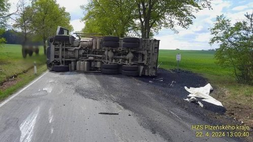 U Poděvous na Domažlicku se převrátil kamion s asfaltem