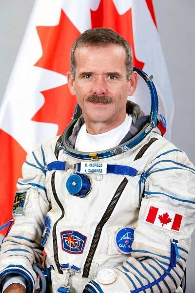 Chapter 93: Chris Hadfield on the sci-fi and science of sustainable space settlement — 3 Books with Neil Pasricha