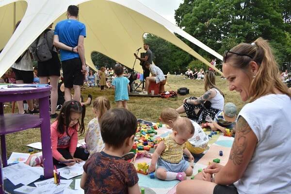 Hradec žije až do prázdnin divadelním festivalem. Najdete se na fotkách?