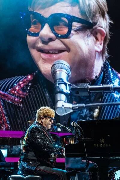 Recenze: Elton John naposledy v Praze. Překvapivě se krotil, nejvíc dal klavíru